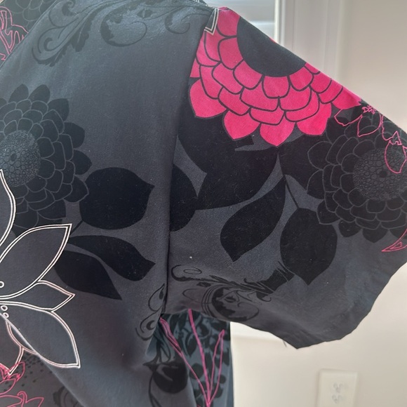 Gently work woman’s scrub top - Picture 4 of 5